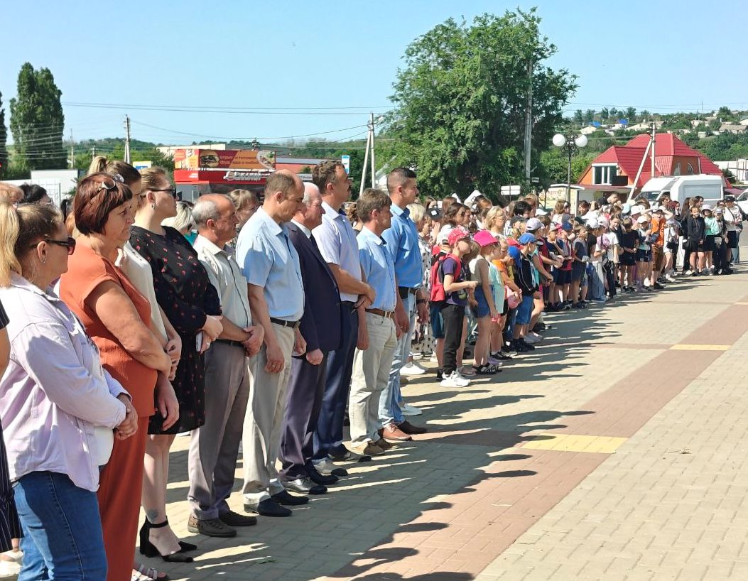 В преддверии Дня России на площади села Воробьёвка прошел торжественный митинг.
