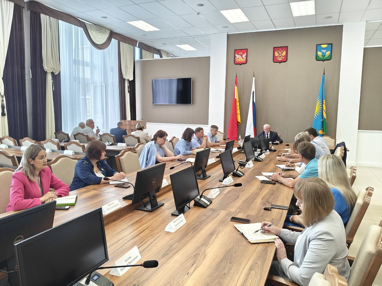 Еженедельное рабочее совещание.