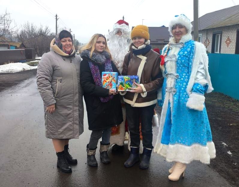 В канун Нового года Дед Мороз и Снегурочка поздравили детей участников СВО с наступающим праздником.