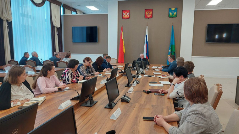 Еженедельное рабочее совещание. Еженедельное рабочее совещание.