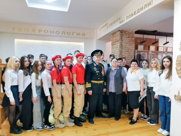 ШКОЛЬНИКИ ВСТРЕТИЛИСЬ СО ЗНАМЕНИТЫМ ФЛОТОВОДЦЕМ. ШКОЛЬНИКИ ВСТРЕТИЛИСЬ СО ЗНАМЕНИТЫМ ФЛОТОВОДЦЕМ.