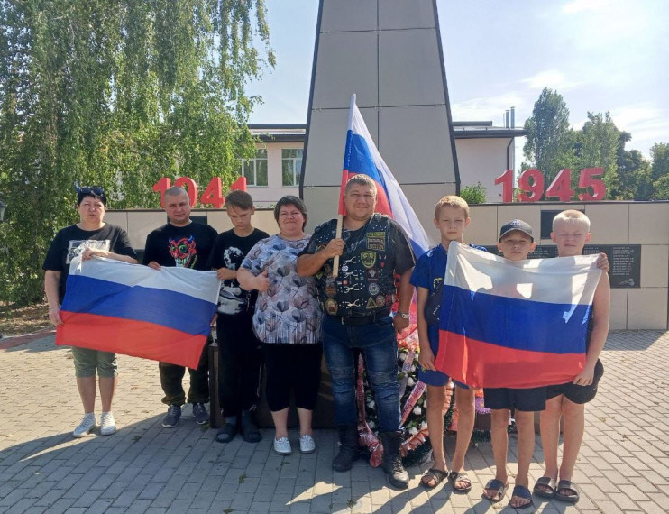 В Воробьёвском районе отметили День государственного флага РФ. В Воробьёвском районе отметили День государственного флага РФ.